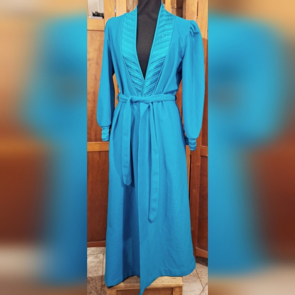 🐦SABRINA MADE EXPRESSLY FOR MERVYN'S full-length robe with tie Size M